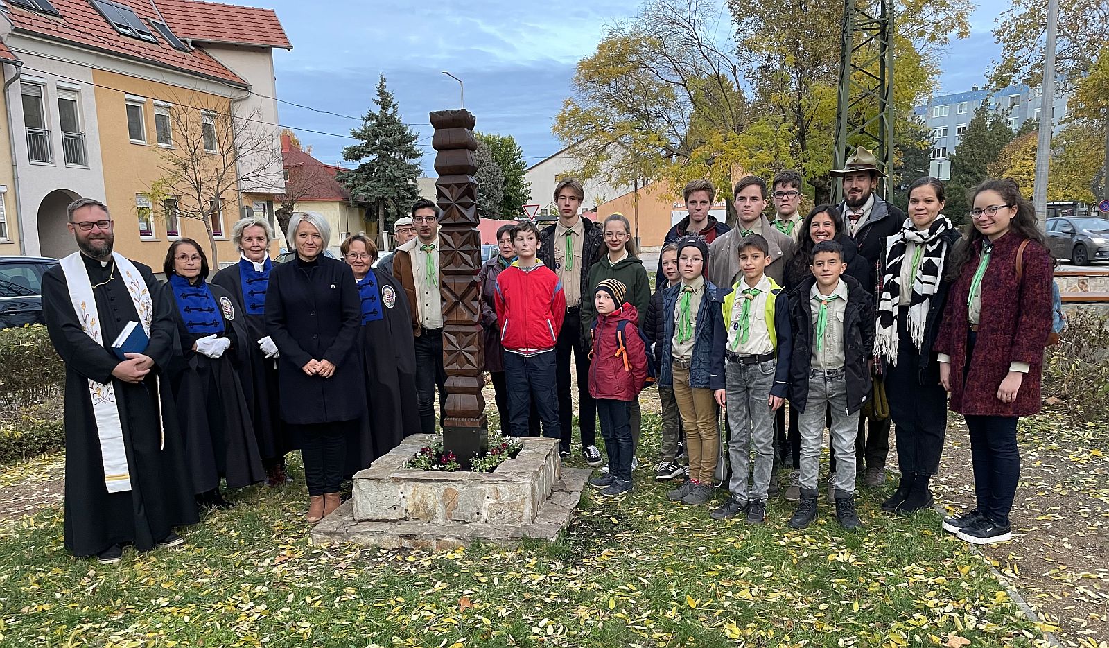 A Prohászka Ottokár cserkészcsapat újíotta fel a Gyergyó téri kopjafát